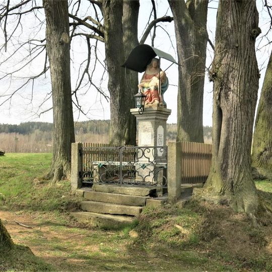 Socha Piety v aleji v západní části Lipové