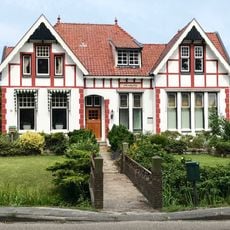 Bank/directeurswoning met chaletstijl-invloeden