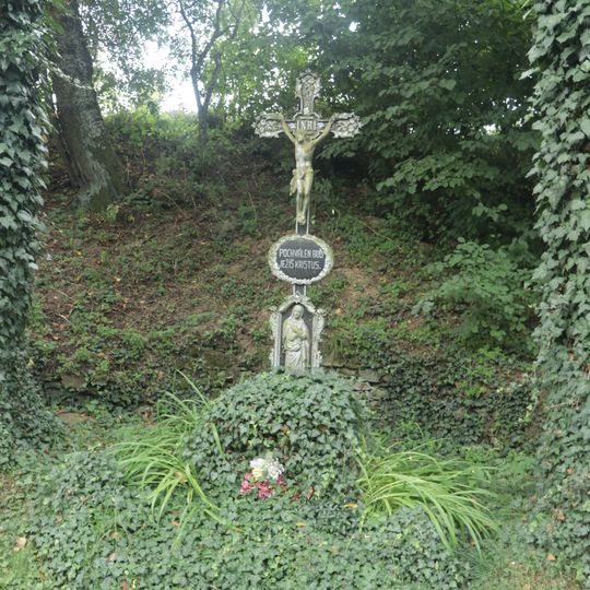 Křížek u stromů u Velkého Újezda