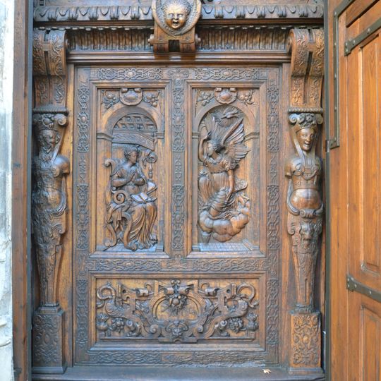 Leaves of the western portal of the Saint-Pierre collegiate church in Avignon