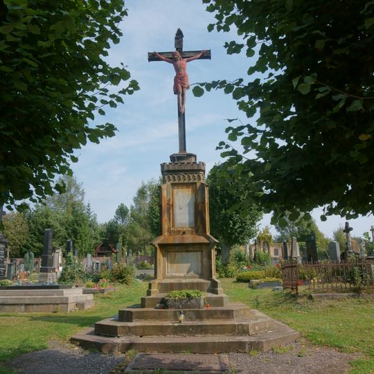 Centrální kříž na hřbitově v Lomnici nad Popelkou