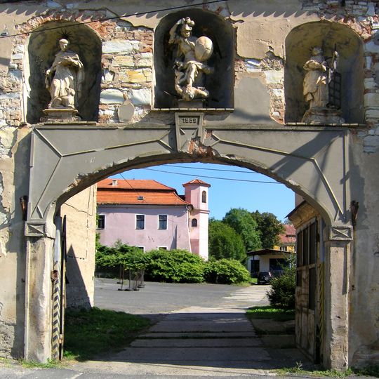 Sochy nad bránou do zámku Velký Újezd