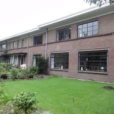 Zes woningen met schuurtjes