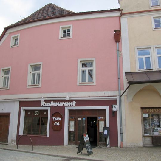 Husovo náměstí 1214