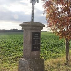Kříž u silnice západně od Hlubokého