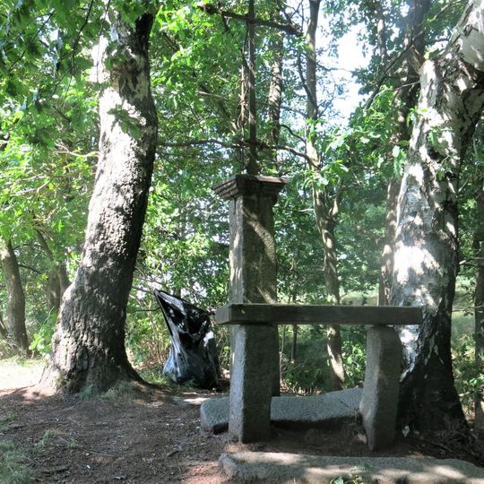 Kříž u lesní cesty mezi kótami 461 a 450 v Mikulášovicích