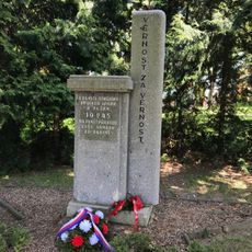 Pomník osvobození v parku v Školní ulici v Radimi