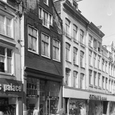 Pand met gevel onder simpele klokvormige top