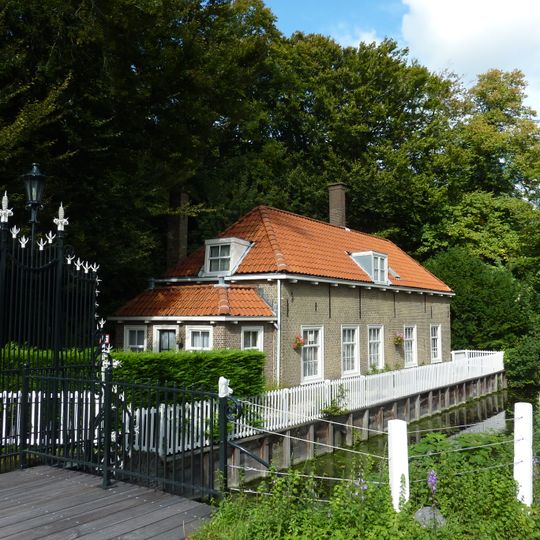 Brug, toegangshek en portierswoning van het landgoed Oostduin