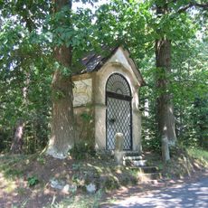 Kaplička u silnice na Dolní Olešnici v Mostku