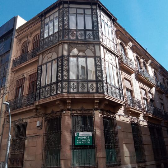 Edificio de viviendas y librería Picasso