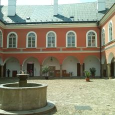 Kašna na dvoře zámku v Kamenici nad Lipou