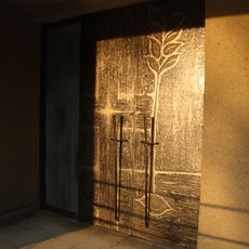 Dveře s leptanou plochou ve smuteční síni Třebíč