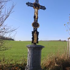 Kříž u silnice západně od Okřešic