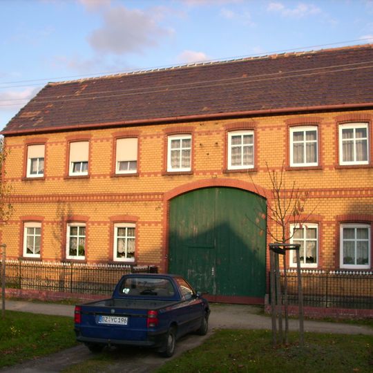 Wohnhaus eines Bauernhofs und Einfriedung des Vorgartens Dorfstraße 68