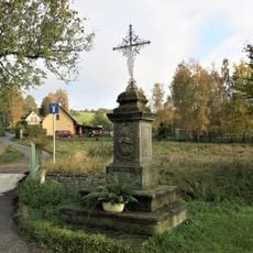 Kříž na rozcestí u mostu přes Lužničku v Horním Podluží