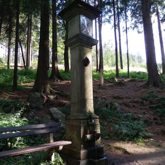 Sloup se sochou Panny Marie s pramenem