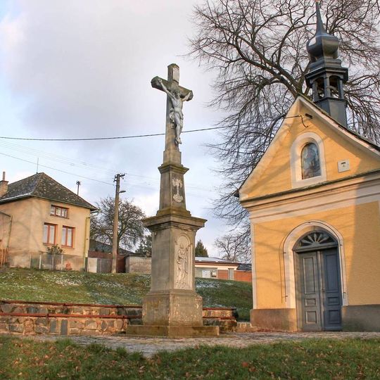 Kříž v Lašťanech u kaple vedle rybníka