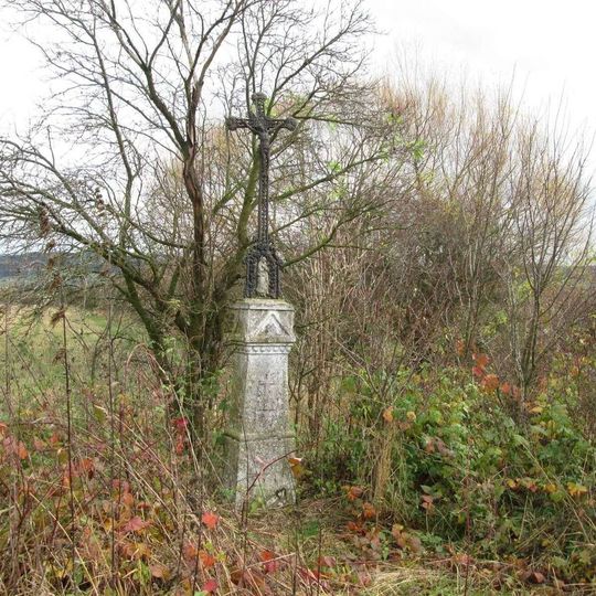 Kříž jižně od Lhovic u polní cesty