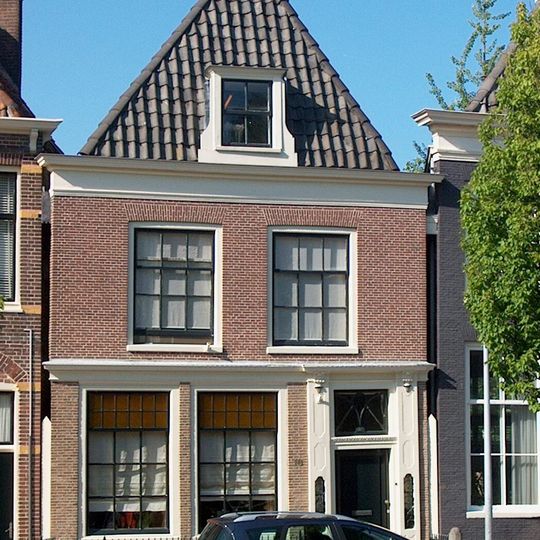 Pand met gesneden deuromlijsting