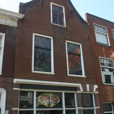 Pand met tuitgevel. Onderbouw modern