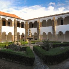 Dois claustros existentes no convento anexo à Igreja de São Bernardo