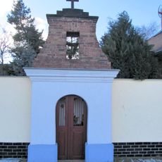 Kaplička mezi domy 15 a 16 v osadě Sulec