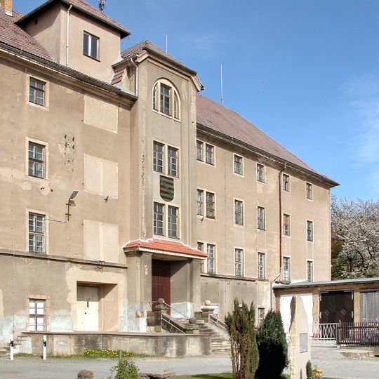 Einzeldenkmale der Sachgesamtheit Rittergut Kleinstruppen: Schloss , Gutsverwalterhaus des Rittergutes , drei Wirtschaftsgebäude , Turnhalle der ehemaligen Knabenerziehungsanstalt , Offiziersunterkunft der Knabenerz