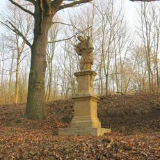 Socha svatého Jana Nepomuckého u lesní cesty východně od Velemyšlevsi