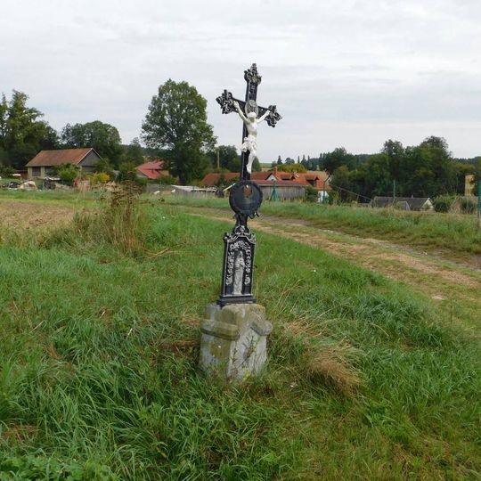 Kříž na severu Lhotic