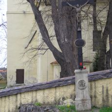 Kříž před kostelem