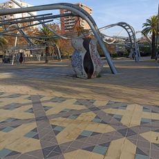 Passatge amb escultures d'acer