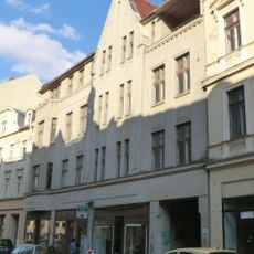 Wohn- und Geschäftshaus in geschlossener Bebauung, mit Läden in originaler Front Jakobstraße 2