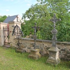 Kříž u ohradní zdi kostela v Zubrnicích