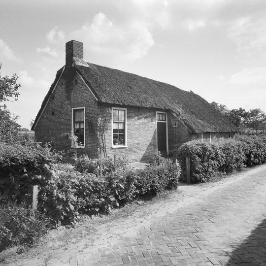 Keuterij met woonhuis met rechte eindgevel