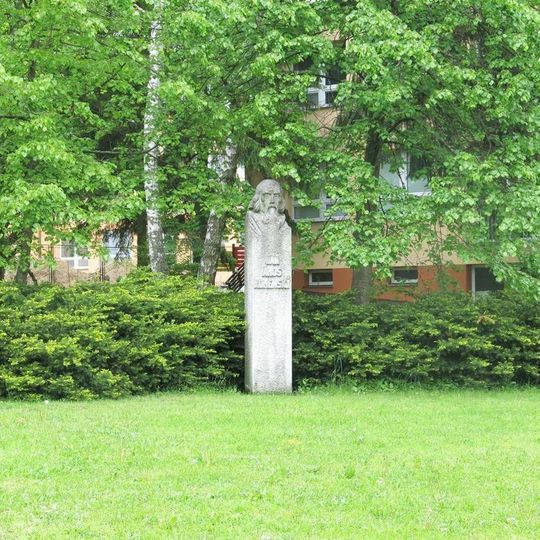 Pomník Jana Amose Komenského před školou v Komenského ulici v Žďáru nad Sázavou