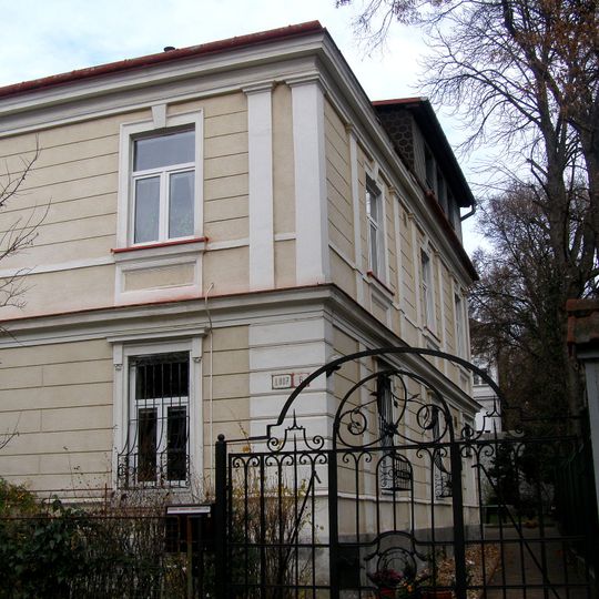 Vila a záhrada, vila