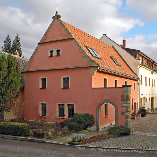 Wohnstallhaus eines Bauernhofes sowie Hofmauer mit Torpfeilern und Pforte Am Rundling 17