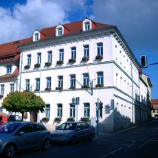 Rathaus in Ecklage einschließlich links angrenzendem Bau, bezeichnet im Schlussstein. Ornamentale Deckenmalerei von ca. 1840 (1992 restauriert), Ausstattung von ca. 1910, Ratssaal mit Bleiglasfenstern, Sitz der Stadtverwaltung. Am Markt 1