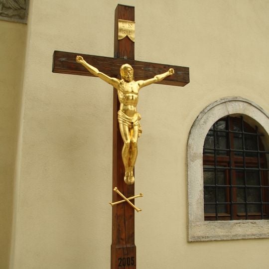 Kříž u kostela Navštívení Panny Marie v Hlubokých Mašůvkách