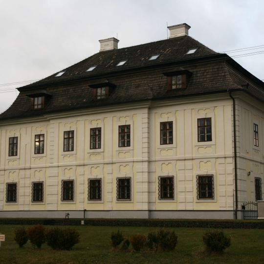 Kaštieľ a park, kaštieľ