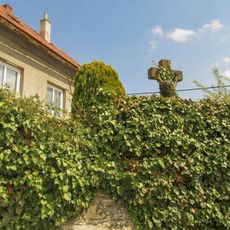 Kříž v Náměšti na Hané v zahradě