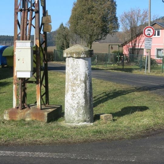 Milník na rozcestí u hasičárny v Lobendavě