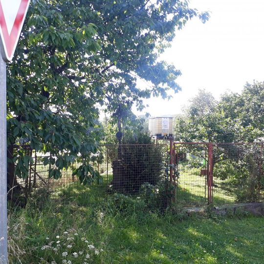 Kříž v Buřenicích v zahradě