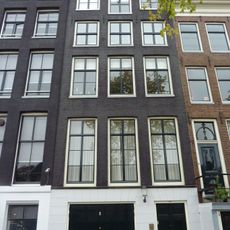 Pand met gevel onder rechte lijst