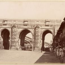 Teen Darwaza
