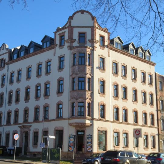 Mietshaus in geschlossener Bebauung in Ecklage, mit Vorgarten Hilbersdorfer Straße 30