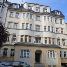 Mietshaus in geschlossener Bebauung mit Vorgarten Altendorfer Straße 8