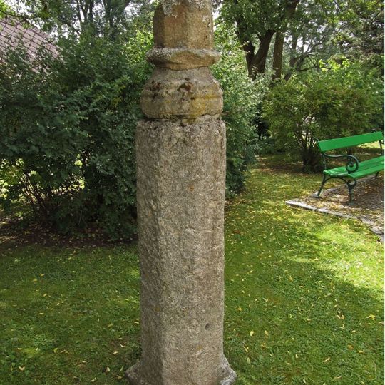 Pranger und Madonnenfigur