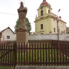 Socha svatého Jana Nepomuckého u kostela v Liblicích